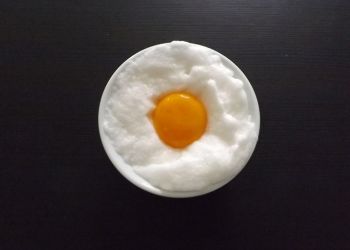 Disposer le blanc d'oeuf dans un moule à souflé et y déposer le jaune d'oeuf dedans.